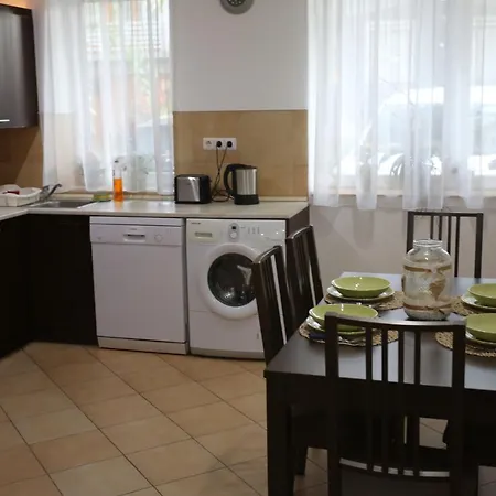 Apartment Belvaros Koezeli Kertkapcsolatos Lakas 1-tol 5 Foig *
