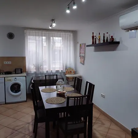 Apartment Belvaros Koezeli Kertkapcsolatos Lakas 1-tol 5 Foig *