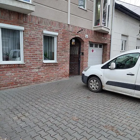 Belvaros Koezeli Kertkapcsolatos Lakas 1-tol 5 Foig Apartment