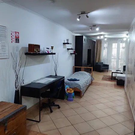 Belvaros Koezeli Kertkapcsolatos Lakas 1-tol 5 Foig Apartment